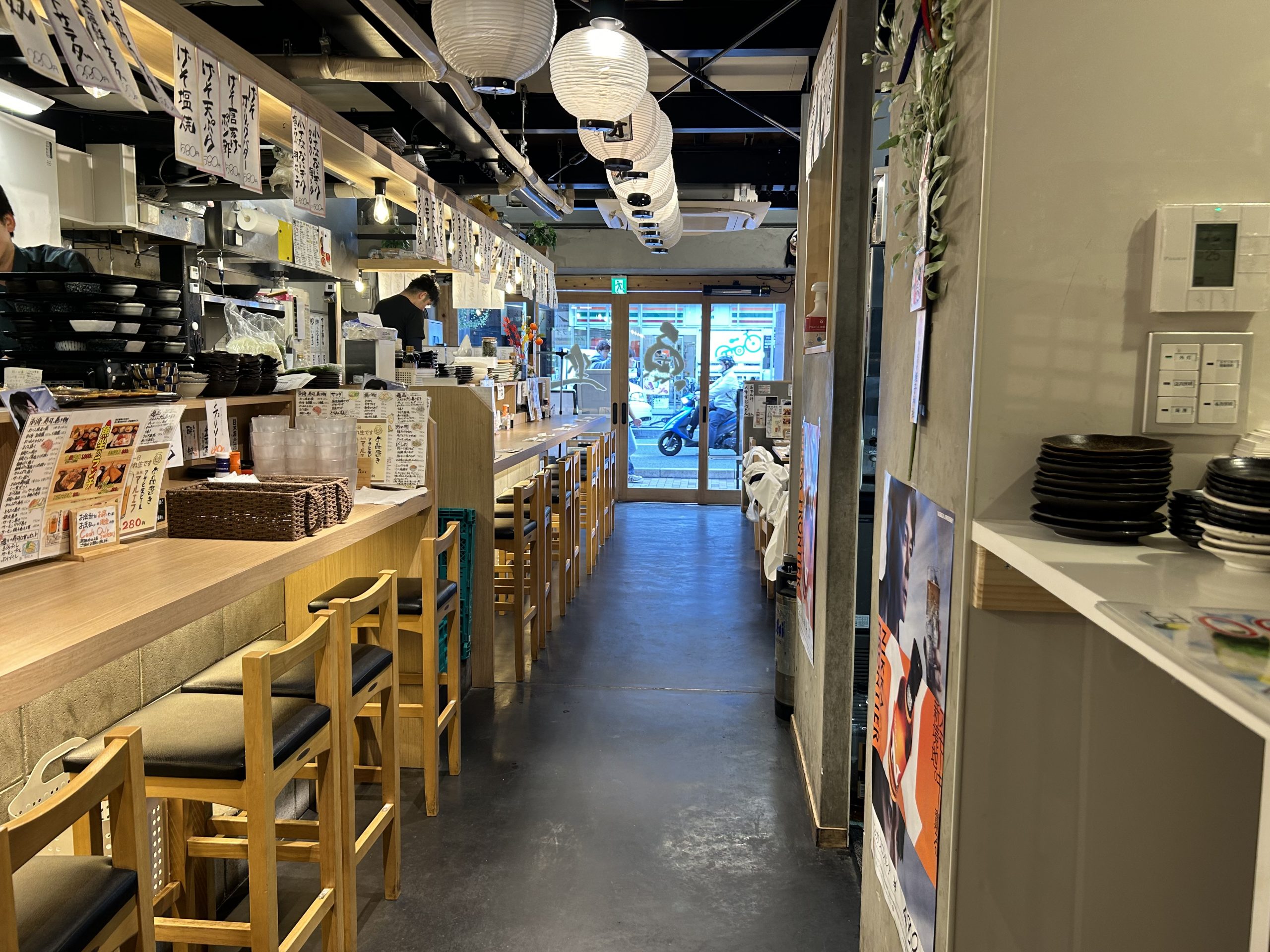 毛利商会による飲食店内装施工の様子